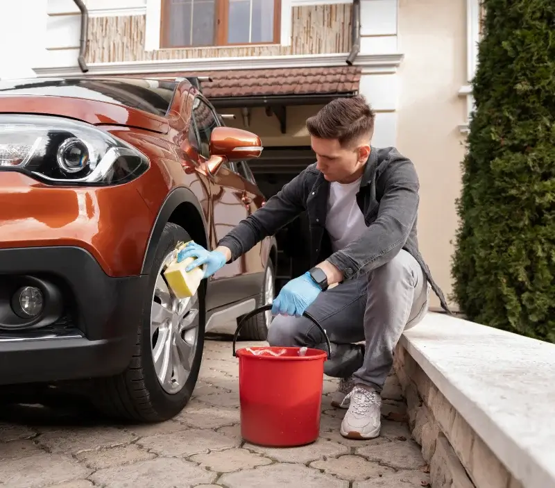Lavage auto à domicile Marcillac-Vallon : professionnel intervenant sur un véhicule
